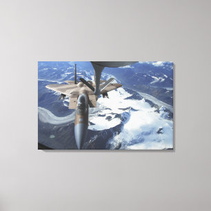 Toile Un avion de F-15C Eagle se repose derrière un