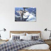 Toile Un avion F-15C Eagle se trouve derrière un KC-135R (Insitu(Chambre))