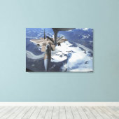 Toile Un avion F-15C Eagle se trouve derrière un KC-135R (Insitu (Plancher de Bois))