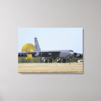 Un B-52 Stratofortress déploie son parachute de tr