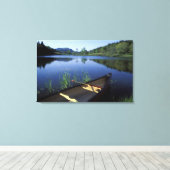 Toile Un canoë repose sur la rive de Little Long Pond (Insitu (Plancher de Bois))