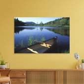 Toile Un canoë repose sur la rive de Little Long Pond (Insitu(Salon))