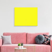Un carré jaune centré sur un fond blanc propre