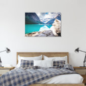 Toile Un chien blanc assis sur une formation de roche (Insitu(Chambre))