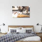 Toile Un chien mange une glace sur un trottoir (Insitu(Chambre))