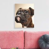 Toile Un chiot de Brindle Boxer qui regarde curieusement (Insitu(Salon))