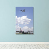 Toile Un CV-22 Osprey survole un Hercules C-130 (Insitu (Plancher de Bois))