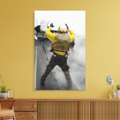 Toile Un directeur d'aéronef signale un F/A-18C Hornet (Insitu(Salon))