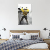 Toile Un directeur d'aéronef signale un F/A-18C Hornet (Insitu(Chambre))