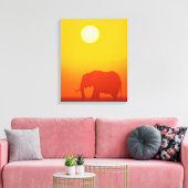 Toile Un éléphant africain se promène au coucher du sole (Insitu(Salon))