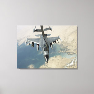 Toile Un faucon F-16 de combat réapprovisionne en