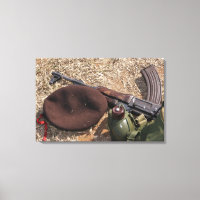 Un fusil, une couverture militaire et une cantine
