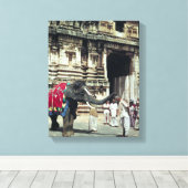 Toile Un homme béni par un éléphant (Insitu (Plancher de Bois))