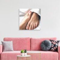 Un homme et un pied de femme sur un drap blanc