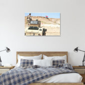 Toile Un instructeur regarde comme un soldat de l'armée  (Insitu(Chambre))