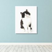 Toile Un jeune chaton assis regardant la caméra (Insitu (Plancher de Bois))