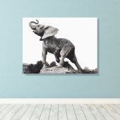 Toile Un jeune éléphant pris dans un piège (Insitu (Plancher de Bois))