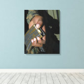 Toile Un Marine charge des balles blanches (Insitu (Plancher de Bois))