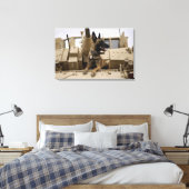 Toile Un ouvrier militaire assis sur un M2A3 (Insitu(Chambre))