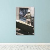 Toile Un policier militaire utilise une balle de brèche (Insitu (Plancher de Bois))