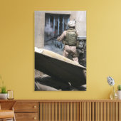 Toile Un policier militaire utilise une balle de brèche (Insitu(Salon))