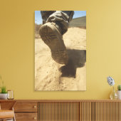 Toile Un soldat américain marche le long d'un chemin de  (Insitu(Salon))