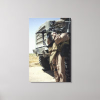 Un soldat assure la sécurité des Marines