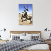 Toile Un soldat assure la sécurité d'un HH-60 (Insitu(Chambre))