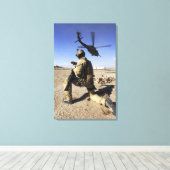 Toile Un soldat assure la sécurité d'un HH-60 (Insitu (Plancher de Bois))