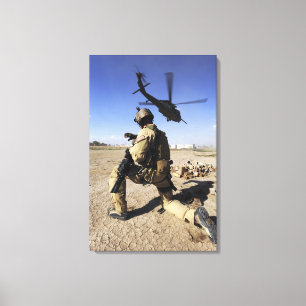 Toile Un soldat conduit la sécurité pour un HH-60