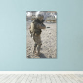 Toile Un soldat lance sa cible sur un coup de feu (Insitu (Plancher de Bois))