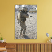 Toile Un soldat lance sa cible sur un coup de feu (Insitu(Salon))