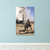 Toile Un soldat réagit à une explosion contrôlée (Insitu (Plancher de Bois))
