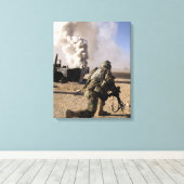 Toile Un soldat réagit à une explosion contrôlée (Insitu (Plancher de Bois))