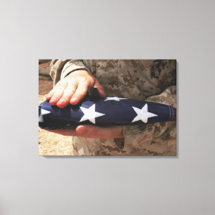 Toile Un soldat tient le drapeau des Etats-Unis