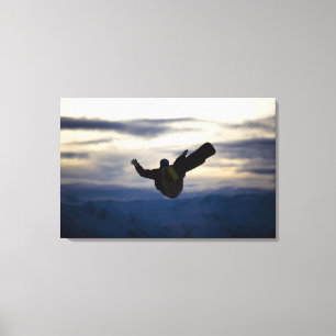 Toile Un surfeur masculin fait un saut périlleux arriè