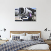 Toile Un technicien en carburant d'aviation fixe une con (Insitu(Chambre))