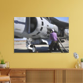 Toile Un technicien en carburant d'aviation fixe une con (Insitu(Salon))