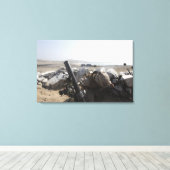 Toile Un US Marine tire un mortier à Salinas, Pérou (Insitu (Plancher de Bois))