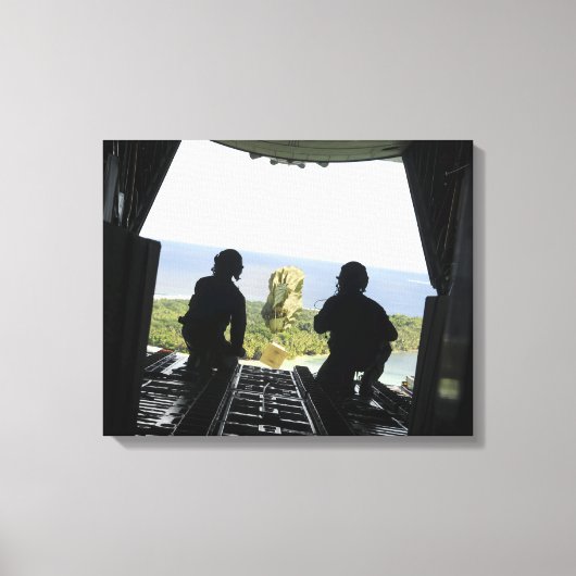 Toile Une boîte de biens humanitaires (Recto)