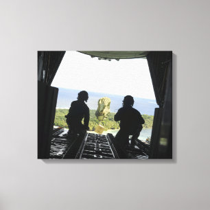 Toile Une boîte de biens humanitaires