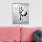 Toile Une femme avec un Beach Ball (Insitu(Salon))