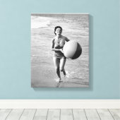 Toile Une femme avec un Beach Ball (Insitu (Plancher de Bois))