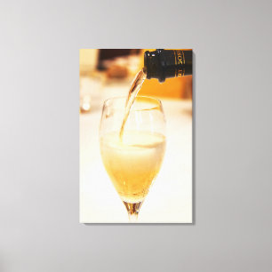 Toile Une flûte de verre de champagne remplie de Gosset