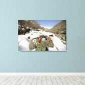 Toile Une garde de Mujahadeen marche avec un militaire a (Insitu (Plancher de Bois))