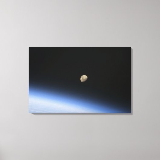 Toile Une lune géante visible au-dessus de l'atmosphère (Recto)