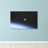 Toile Une lune géante visible au-dessus de l'atmosphère (Insitu (Plancher de Bois))