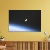 Toile Une lune géante visible au-dessus de l'atmosphère (Insitu(Salon))