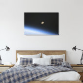Toile Une lune géante visible au-dessus de l'atmosphère (Insitu(Chambre))