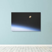 Toile Une lune géante visible au-dessus de l'atmosphère (Insitu (Plancher de Bois))